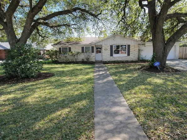 705 Inwood Dr, Baytown, TX 77521