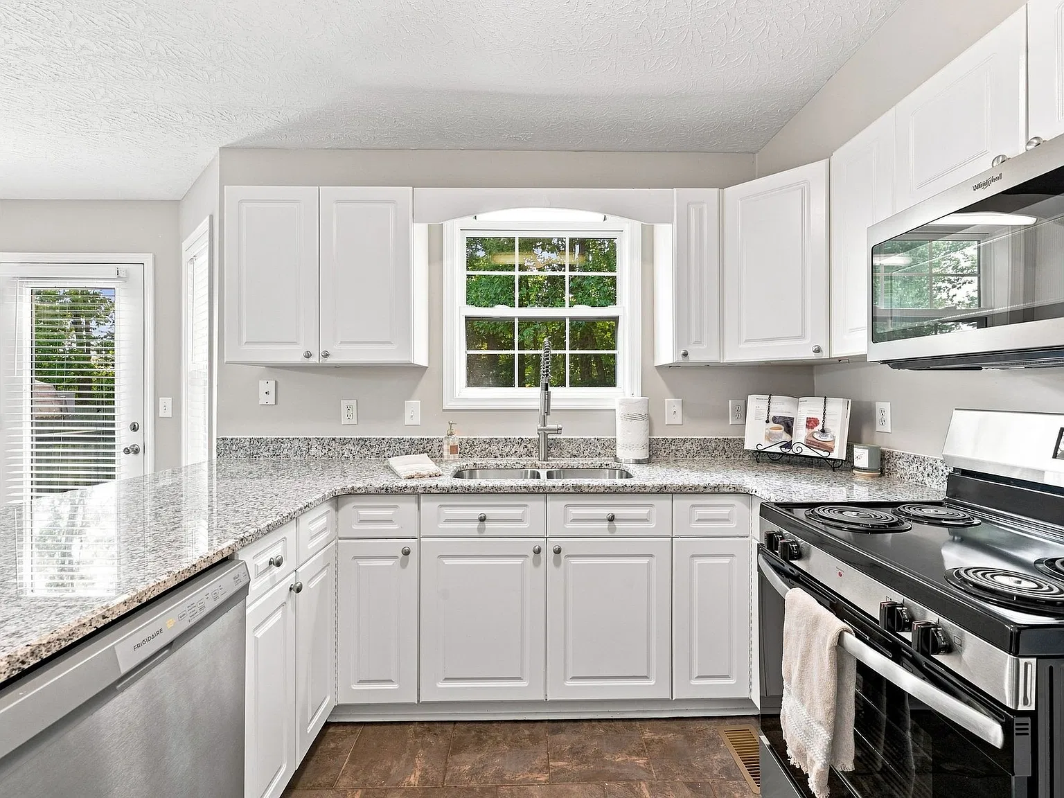 3 bed, 2.0 bath, 1457 sqft, $2,295 — Photo 4