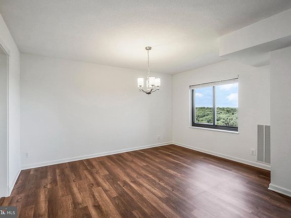 3rd image of 309 Yoakum Pkwy APT 1409