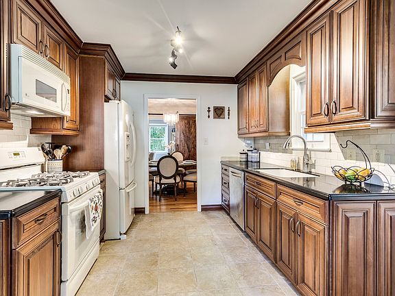 4th image of 6901 Stoneybrooke Ln