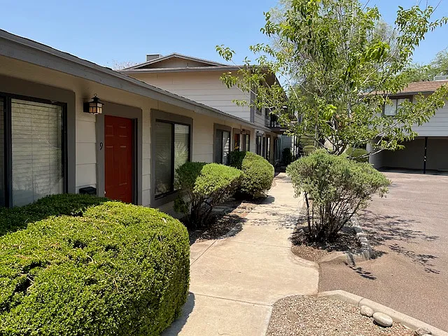 520 Palm Dr — Photo 2