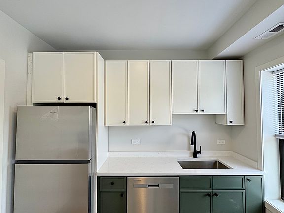 5th image of 1635 W Cornelia Ave #2
