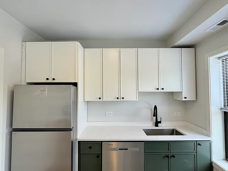 1635 W Cornelia Ave #2 — Photo 5