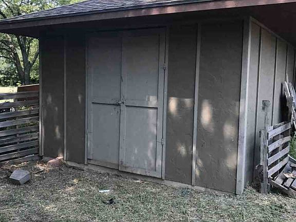 5th image of 916 N Poplar St