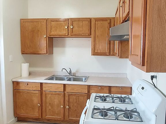 4th image of 653 N Highland Ave