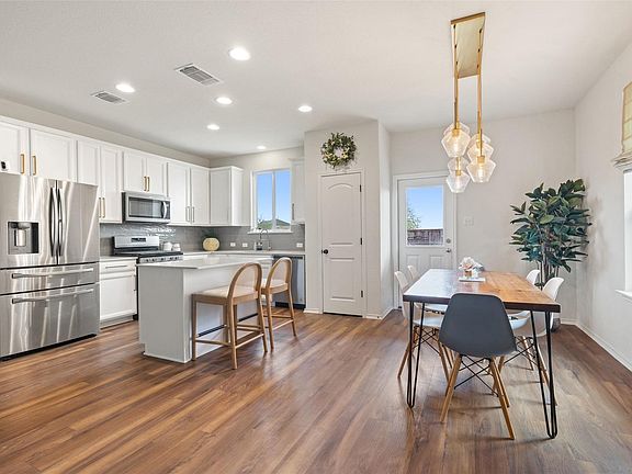 5th image of 290 Bayberry Cir