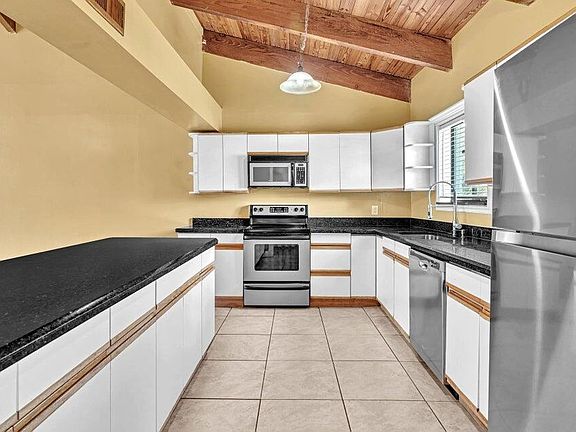 4th image of 2438 Southridge Rd