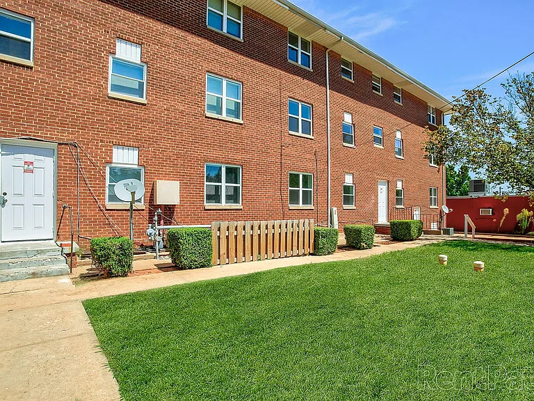 1722 N Lindsay Ave — Photo 15