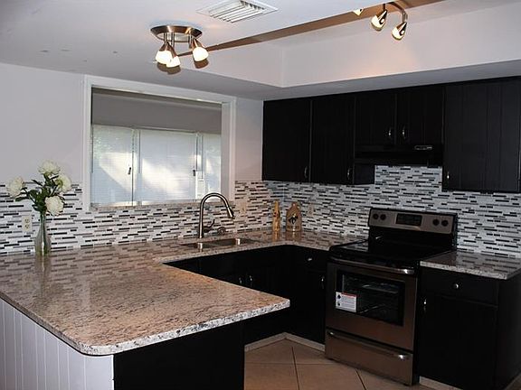 3rd image of 895 Fruitland Dr