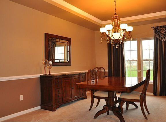 Stunning Dining Room w/ Tray Ceiling