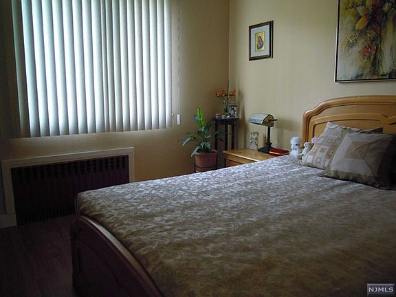 5th image of 17 Hillcrest Ave APT 1