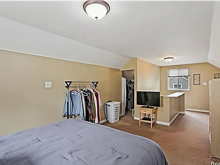 Bedroom 3 (second floor/bungalow, facing the stairs)

*Please note: Home is rented unfurnished*