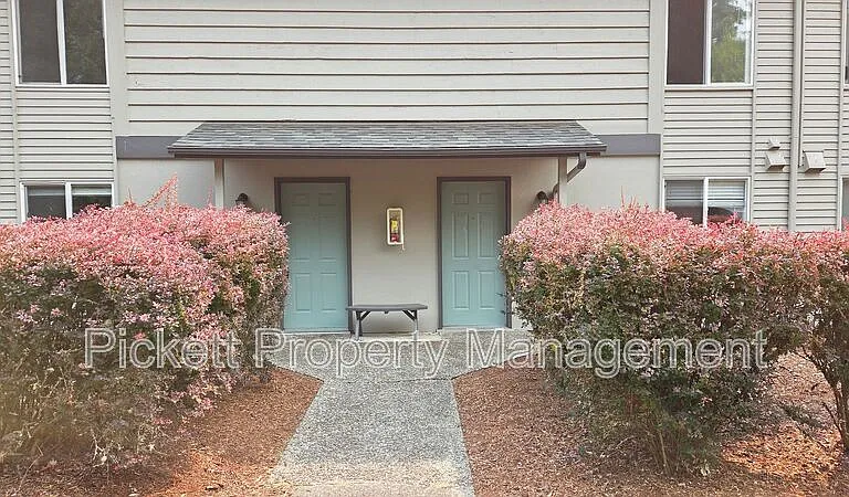 354 NW Edvard St #E — Photo 1