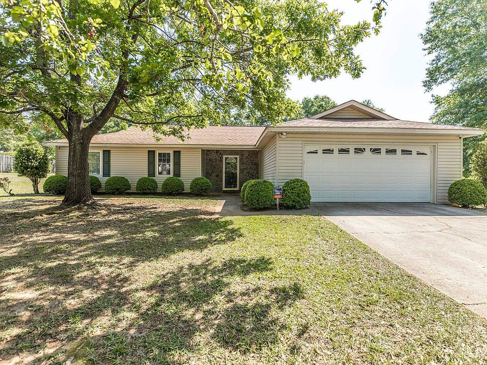 1st image of 103 Crestwood Ct