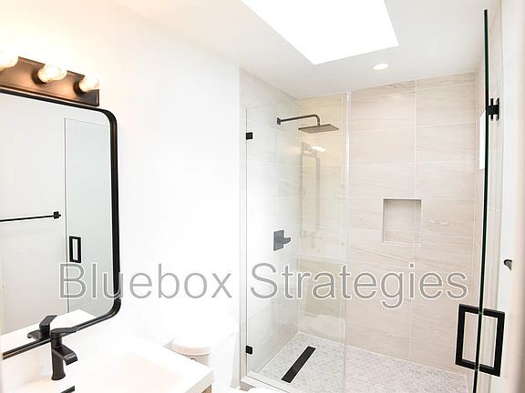4th image of 1512 Grismer Ave #6