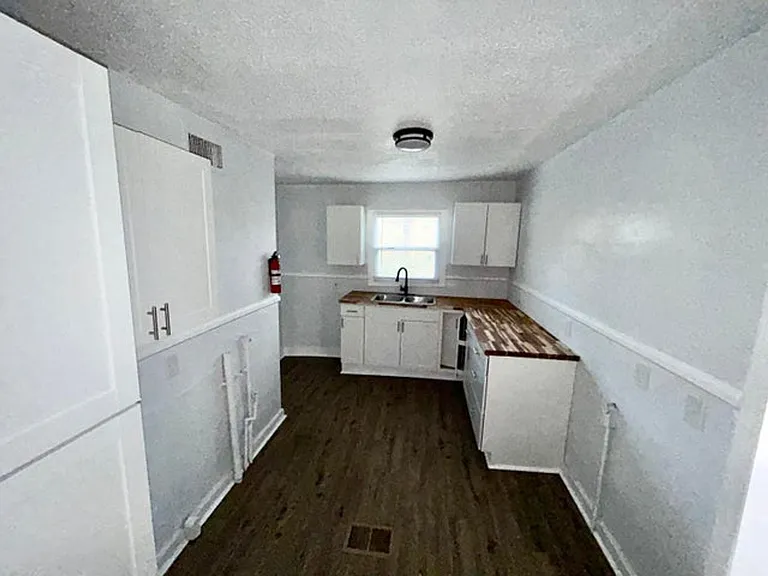 1058 Combs St — Photo 8