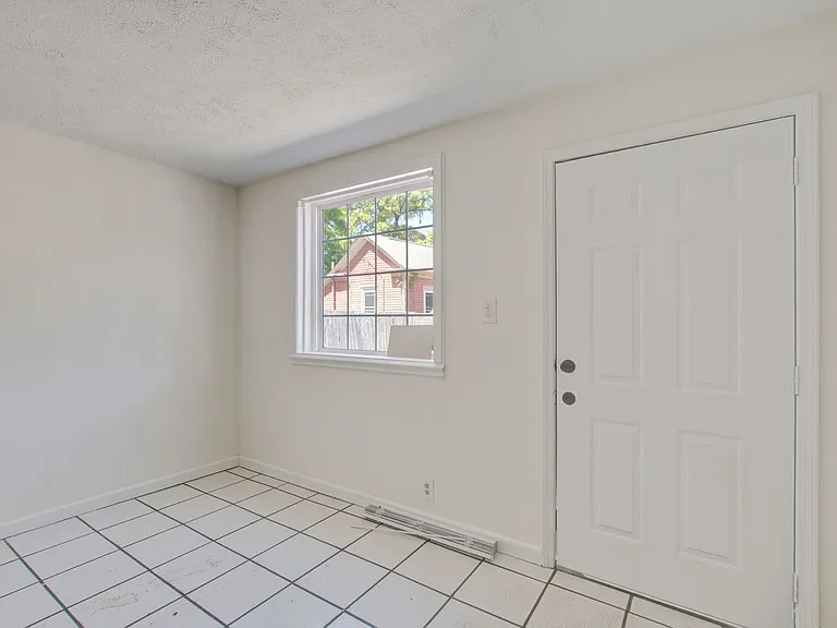 2418 1/2 Laurel St — Photo 8