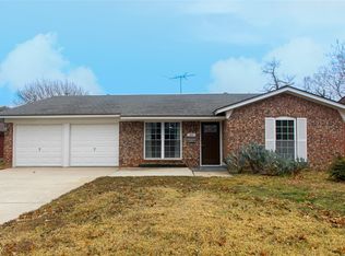 303 Huntington Dr, Euless, TX 76040