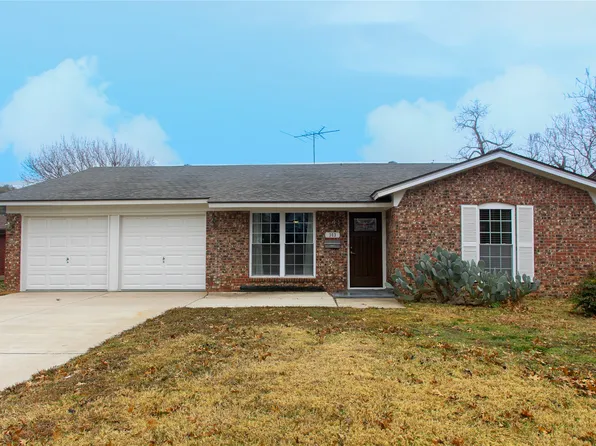 303 Huntington Dr, Euless, TX 76040