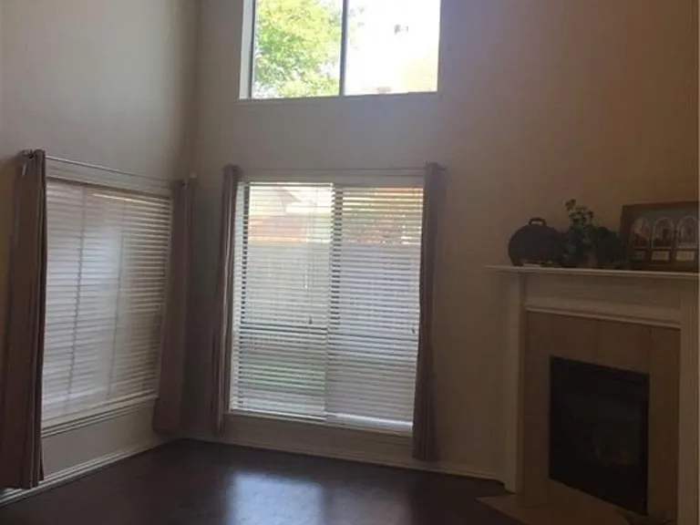 1701 Chatham Ln — Photo 4