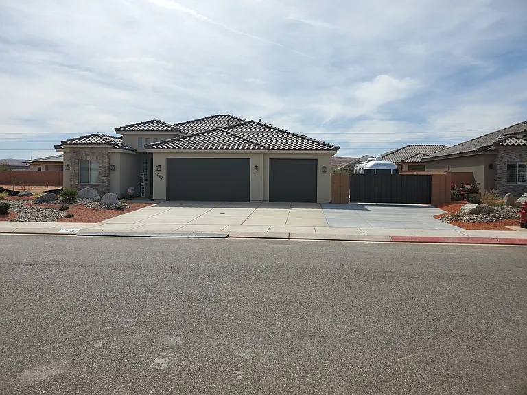 4667 S 3100 W — Photo 2