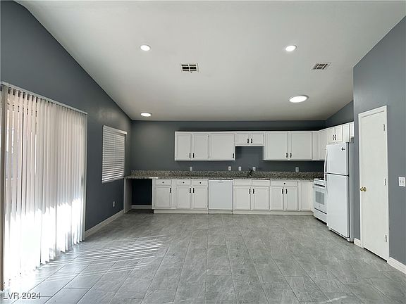 3rd image of 9419 Graceful Gold St