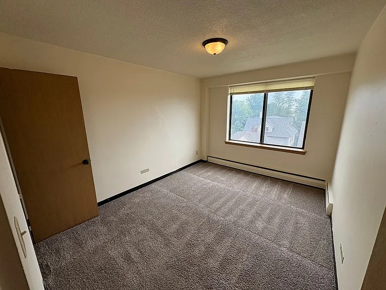 2233 N Summit Ave — Photo 21