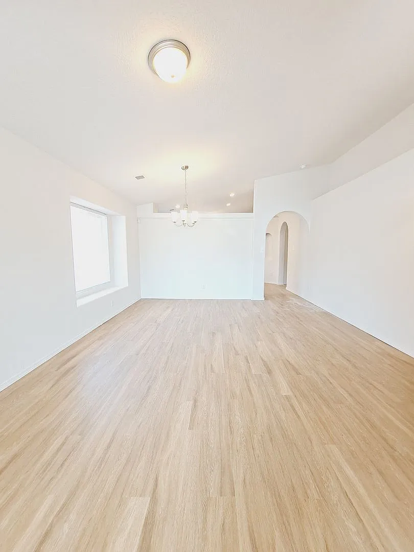 4 bed 2 bath home in Huning Ranch. Great Yard! — Photo 4