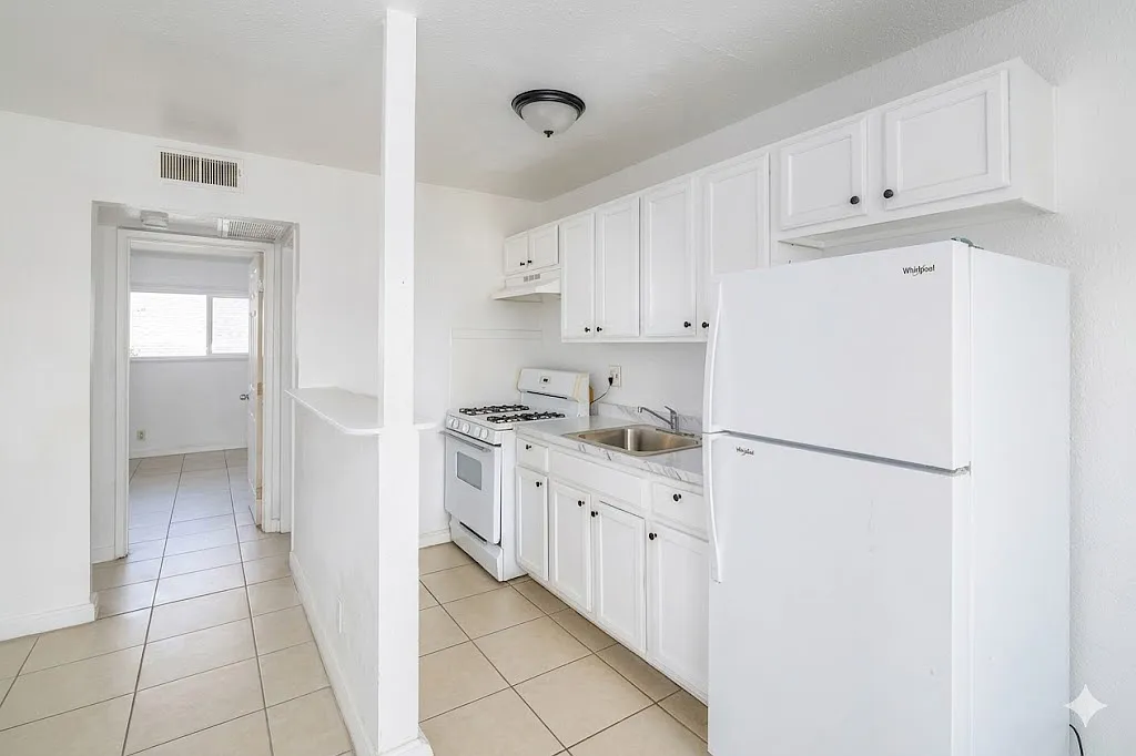 Plaza Estates — Photo 4
