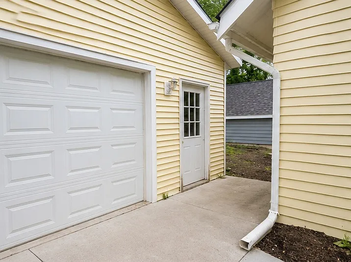 1120 W Maple St — Photo 1