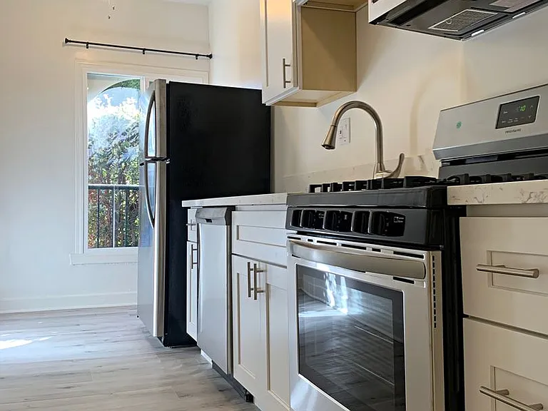 1623 N Mariposa — Photo 1