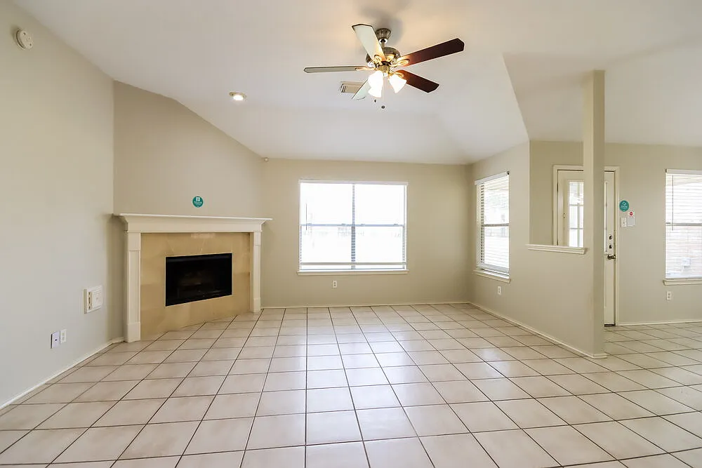 3 bed, 2.0 bath, 1669 sqft, $2,030 — Photo 3