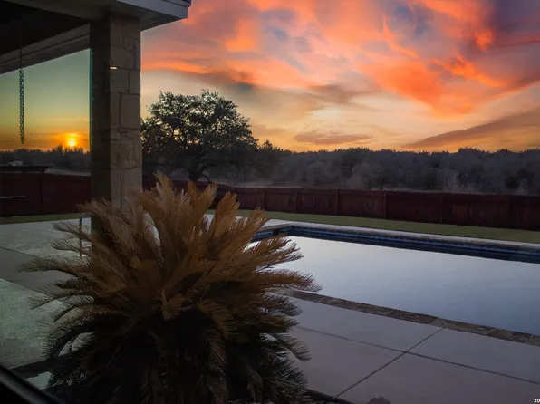 201 Abrego Lake, Floresville, TX 78114