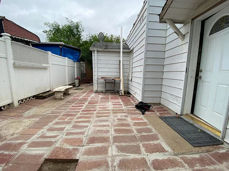 335 Hudson Ave — Photo 13