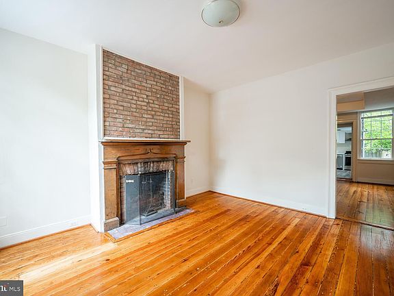 3rd image of 219 N Fairfax St