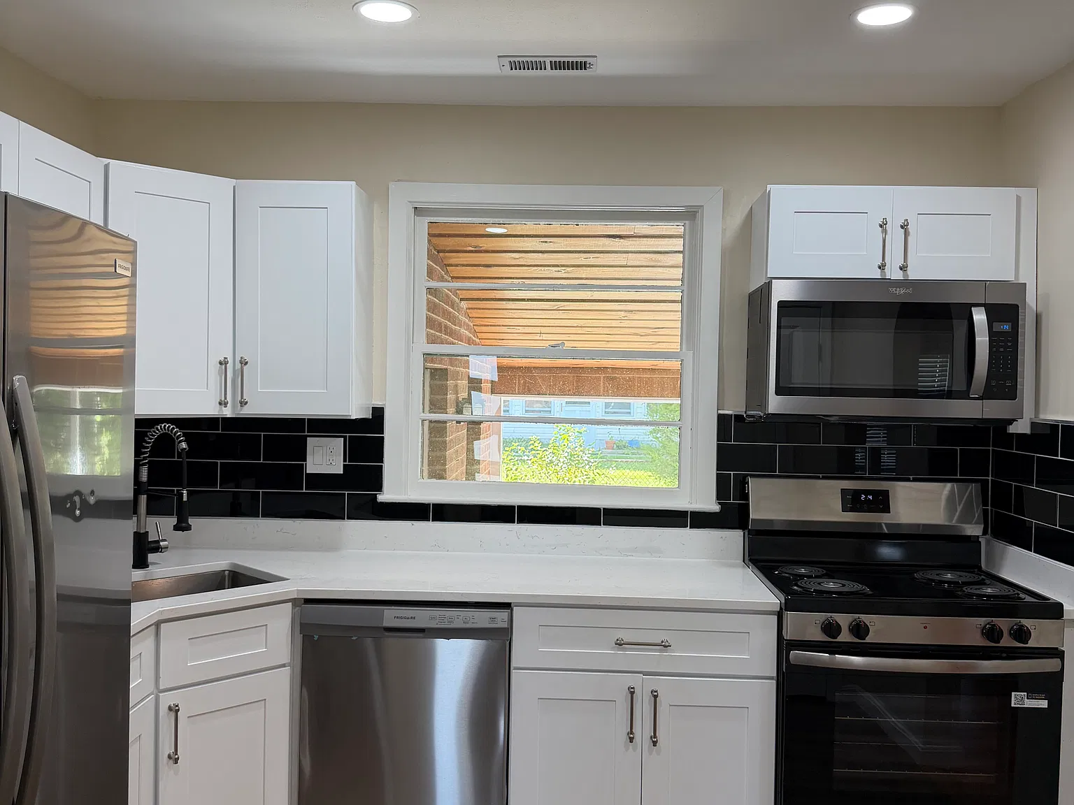 4 bed, 1800 sqft, $2,995 — Photo 2