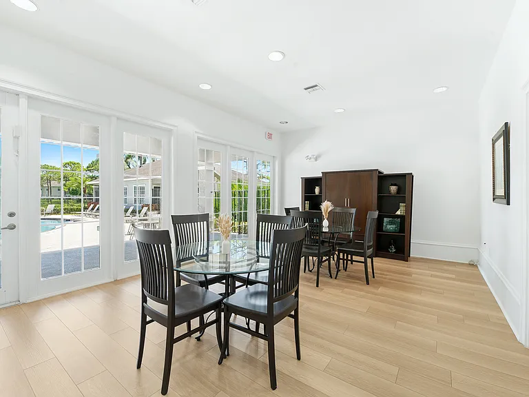 Worthington Apartments — Photo 12
