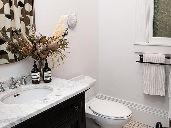 2nd image of 2035 N Kenmore Ave #1