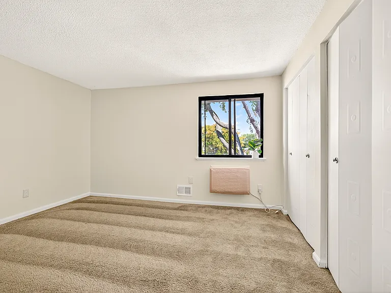 Northampton Apartments — Photo 16