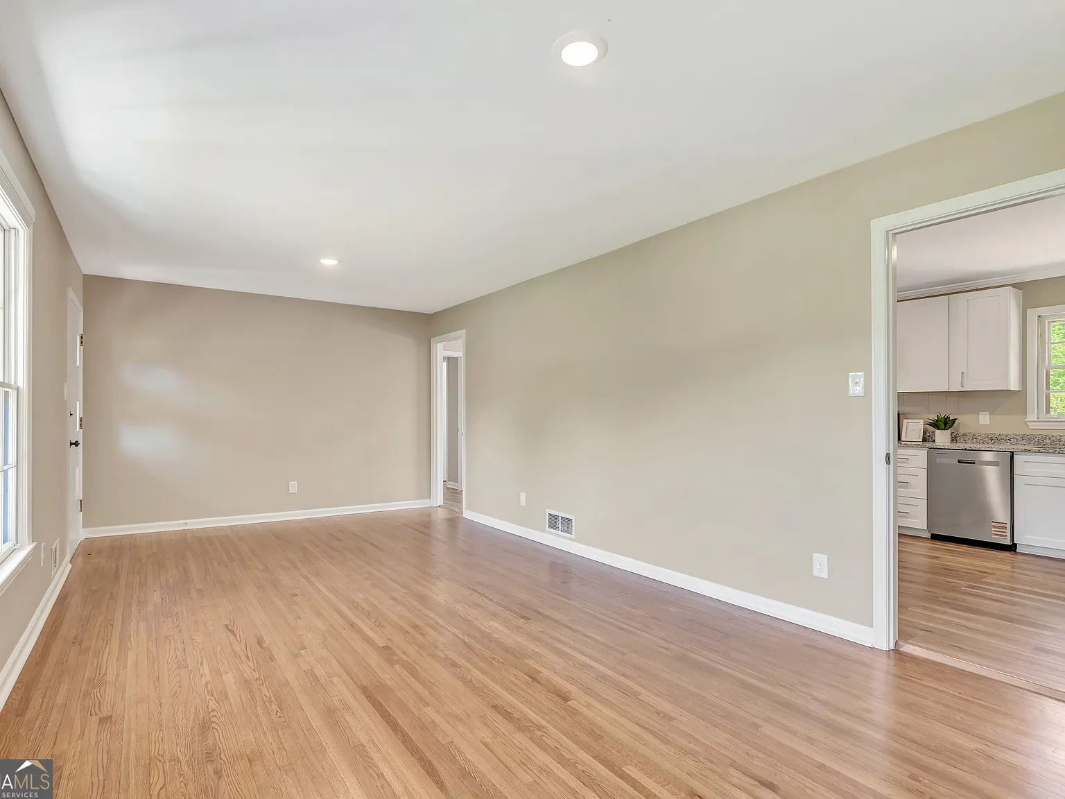3 bed, 2.0 bath, 1439 sqft, $2,000 — Photo 3