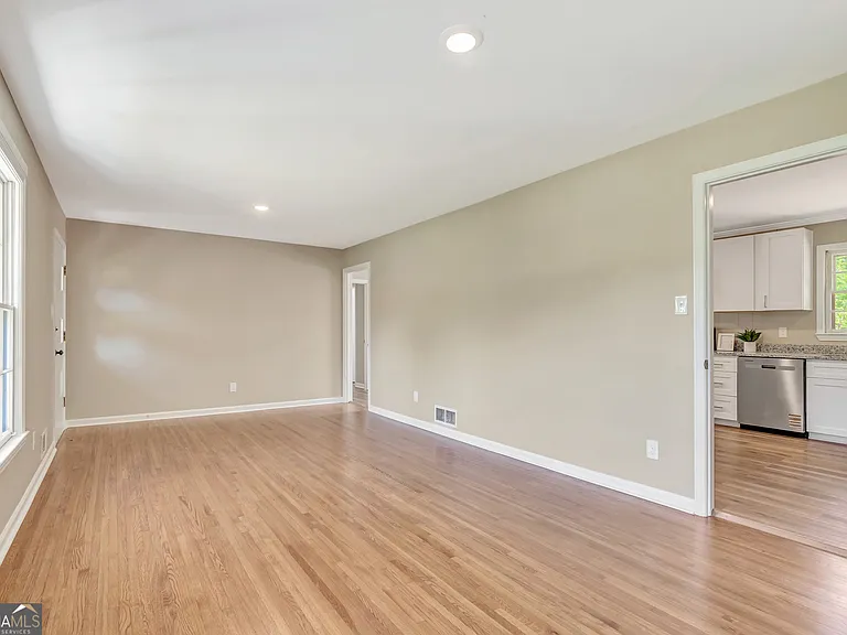 335 Kelly Dr — Photo 3