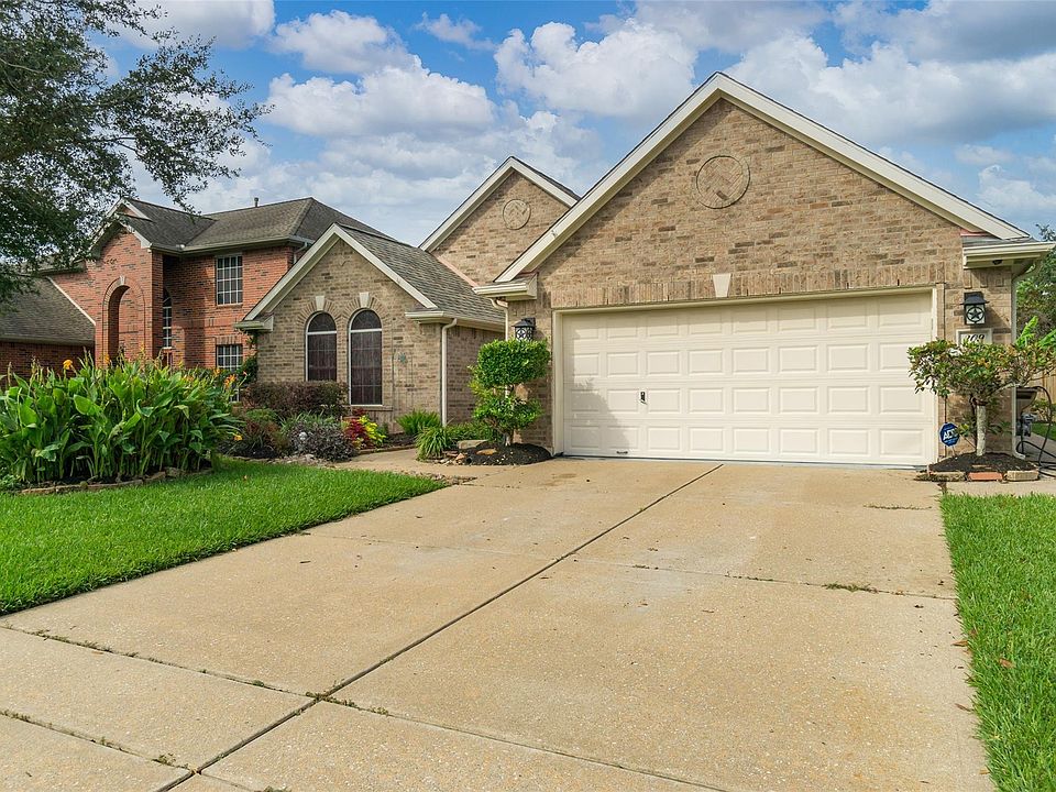 1st image of 209 Green Cedar Dr