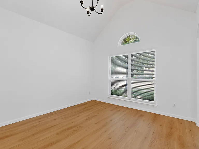 7807 Kristina Dr — Photo 2