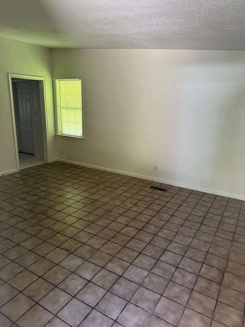 Building Photo - 1615 Sharkey St