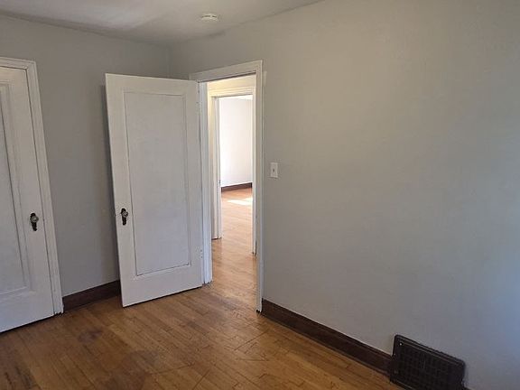 2nd image of 785 N Maple Rd APT 1