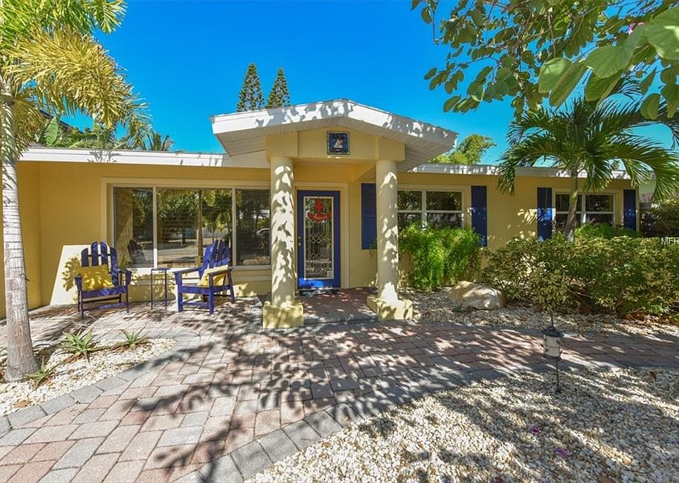 1st image of 325 Avenida Madera