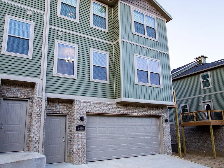 2818 W Auburn Dr — Photo 2