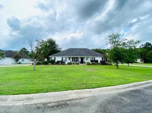 725 Edgewater Pl, Hahira, GA 31632