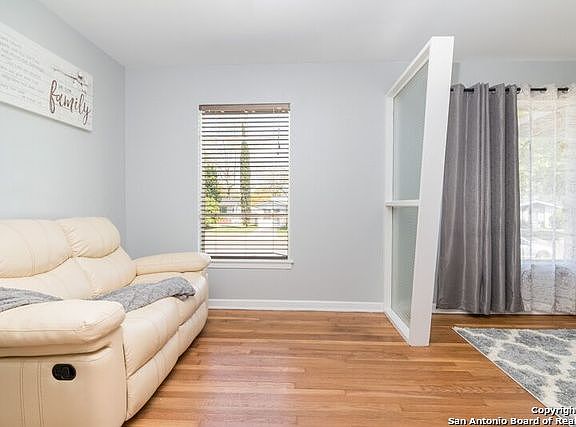 3rd image of 522 Savannah Dr