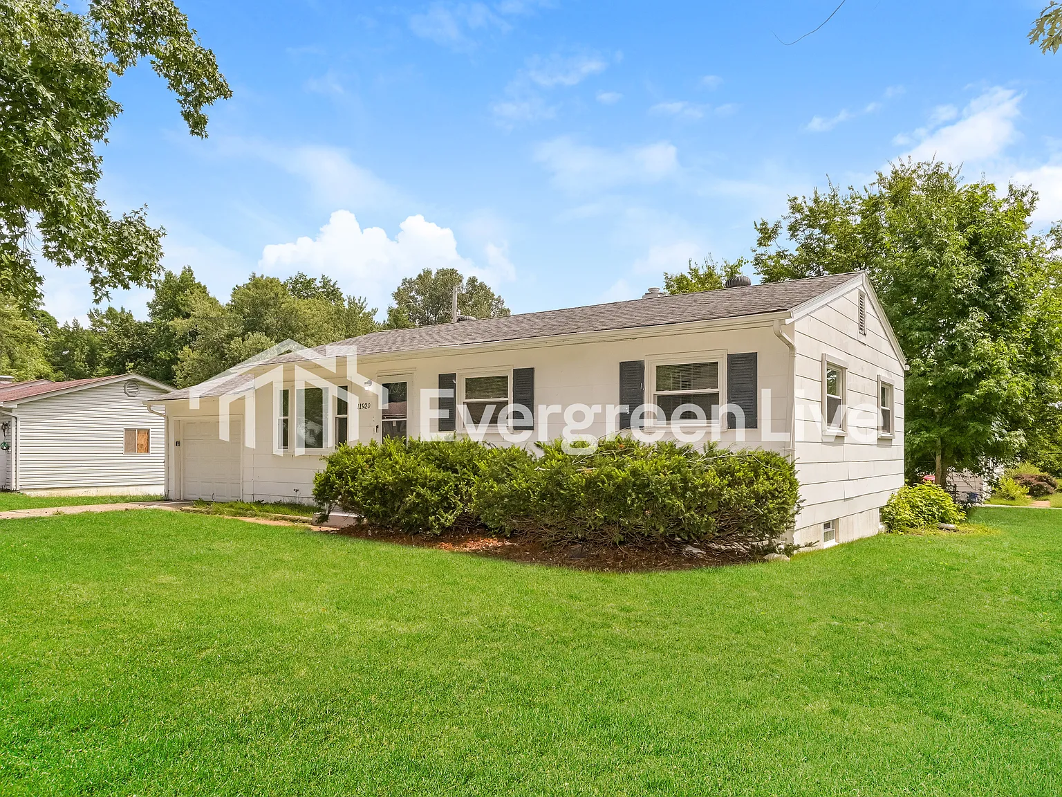 3 bed, 1.0 bath, 912 sqft, $1,095 — Photo 2